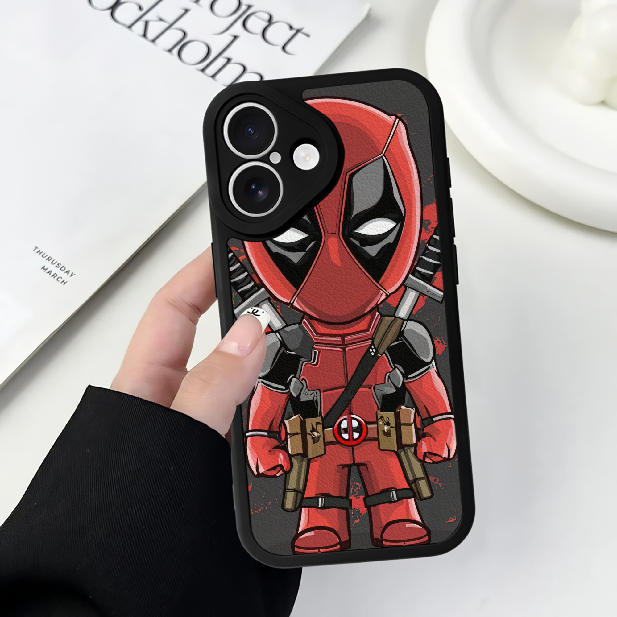 （画像用） Deadpool デッドプール 【iPhone 16シリーズ対応】シリコンスマホケース（レザー調） 材質：シリコン